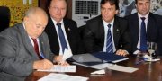 Governador Siqueira Campos, secretÃ¡rio-chefe da Casa Civil, Renan de ArimatÃ©ia, secretÃ¡rio Paulo Massuia e o vice-presidente do Sistema Fieto, Luciano de Carvalho, durante assinatura da autorizaÃ§Ã£o para abertura de processo licitatÃ³rio