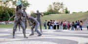 Alunos observam 18 do Forte de Copacabana. Monumentos foram apresentados pelo diretor de Cultura, CÃ©lio Pedreira.