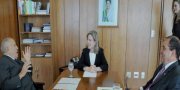 Governador Siqueira Campos com a ministra da Casa Civil, Gleisi Hoffmann, e o senador Vicentinho Alves durante reuniÃ£o em BrasÃ­lia