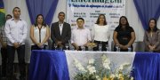 Professores, pesquisadores e convidados compondo a mesa durante abertura do evento