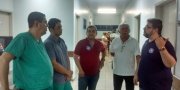 Hugo MagalhÃ£es e Hilton Mota em visita a hospital do Bico do Papagaio, no extremo norte do Tocantins: compromisso com os mÃ©dicos do interior